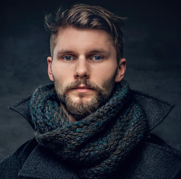 Foulard en soie homme élégant : l'accessoire incontournable